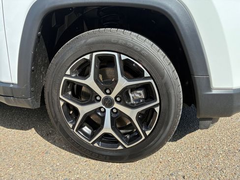 Used 2025 Jeep Compass Limited image 31