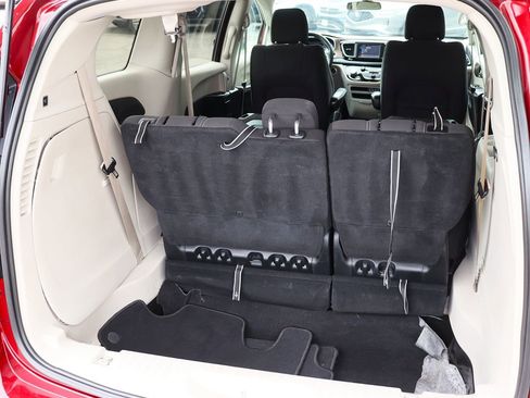 Used 2022 Chrysler Voyager LX image 24