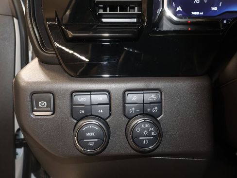Used 2024 Chevrolet Silverado 1500 ZR2 AWD/4WD image 11