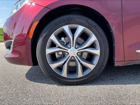 Used 2019 Chrysler Pacifica Limited w/ Tire & Wheel Group FWD image 5
