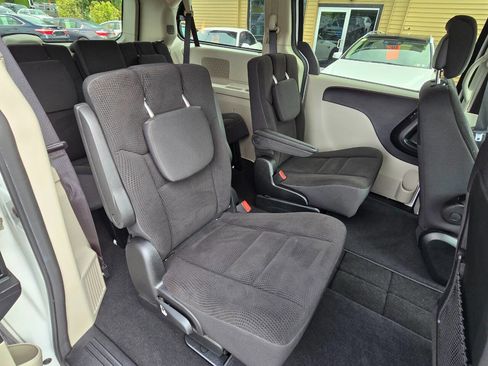 Used 2018 Dodge Grand Caravan SE w/ UConnect Hands-Free Group image 26