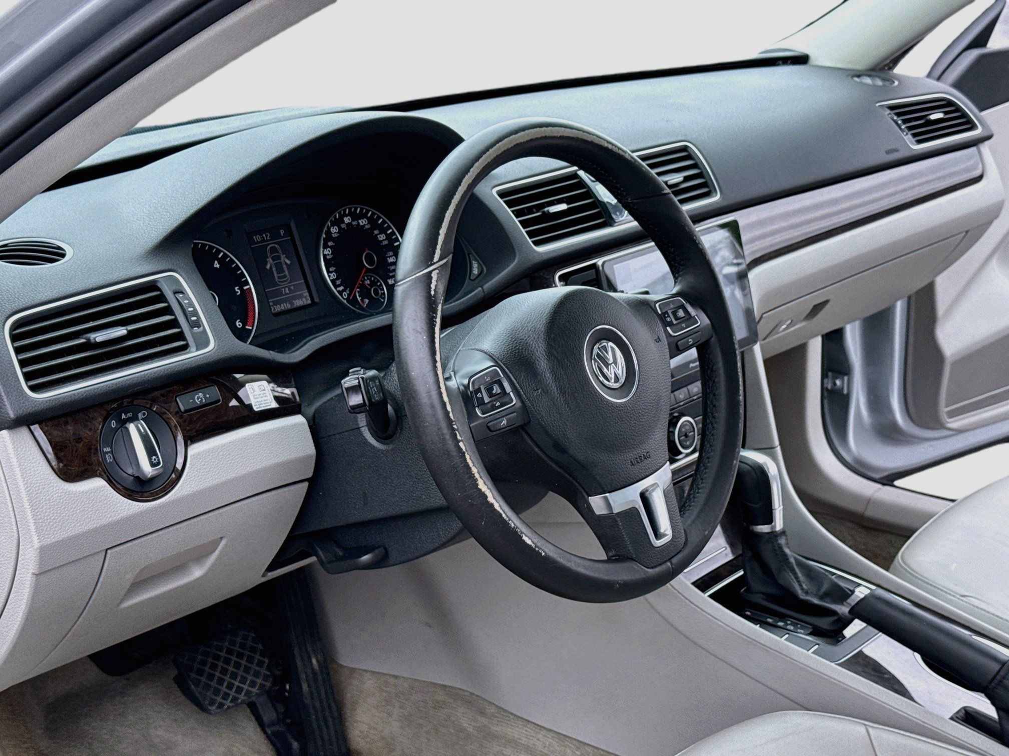 Used 2015 Volkswagen Passat TDI SEL Premium FWD image 11