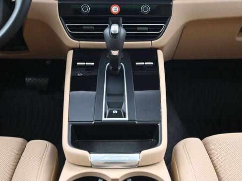 Used 2026 Porsche Macan AWD/4WD image 10