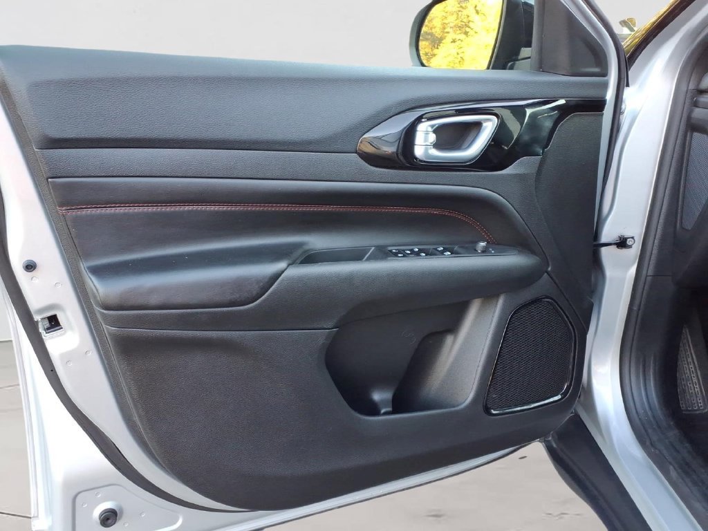 Used 2025 Jeep Compass Trailhawk AWD/4WD image 19