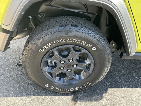 Used 2023 Jeep Wrangler Unlimited w/ Sun & Screen Package image 21