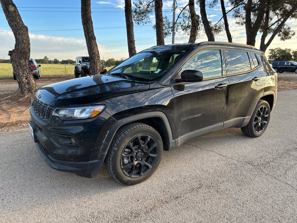 Used 2025 Jeep Compass Latitude w/ Altitude Special Edition AWD/4WD image 1