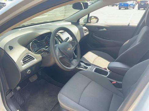 Used 2018 Chevrolet Cruze LT w/ Convenience Package FWD image 12