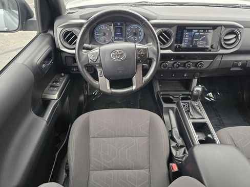Used 2017 Toyota Tacoma TRD Sport image 4