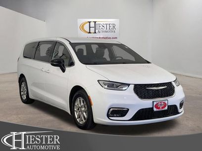 Used 2025 Chrysler Pacifica Select