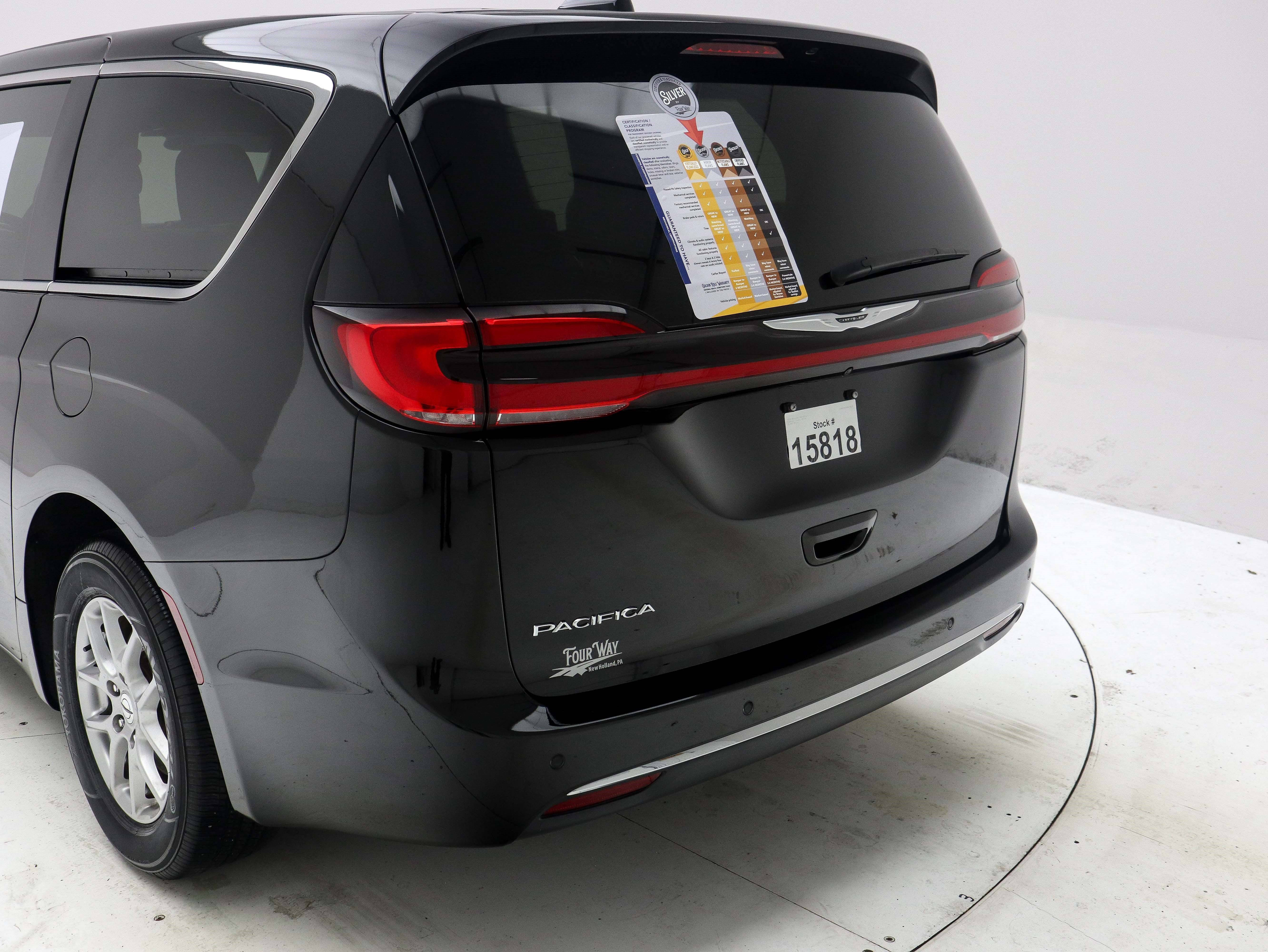 Used 2024 Chrysler Pacifica Touring FWD image 10