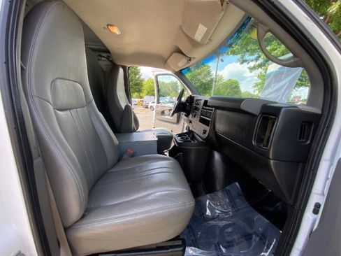 Used 2014 Chevrolet Express 2500 RWD image 16