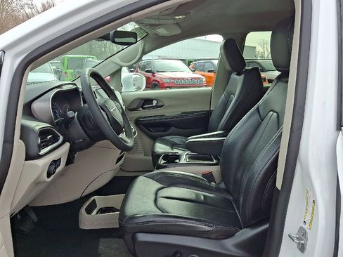 Certified 2022 Chrysler Pacifica Touring-L image 11