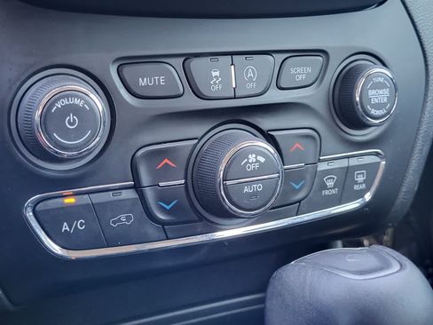Used 2019 Jeep Cherokee Latitude Plus w/ Comfort/Convenience Group AWD/4WD image 22