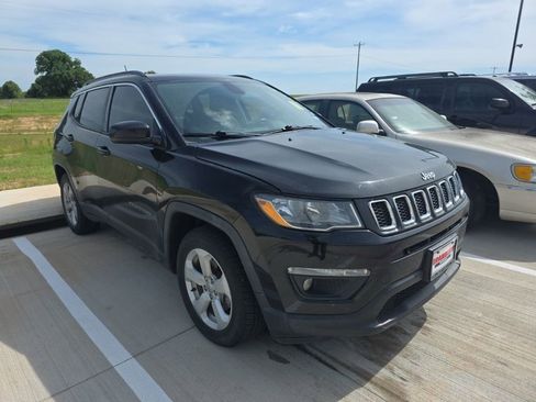 Used 2018 Jeep Compass Latitude w/ Popular Equipment Group FWD image 2