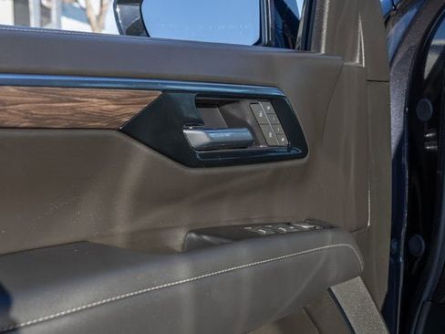 Used 2025 Chevrolet Suburban Z71 image 16