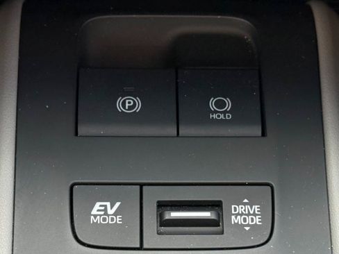 Used 2023 Toyota Venza LE AWD/4WD image 14