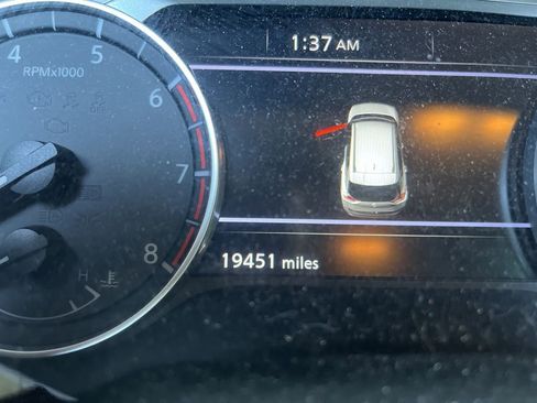 Used 2023 Nissan Rogue SV image 2