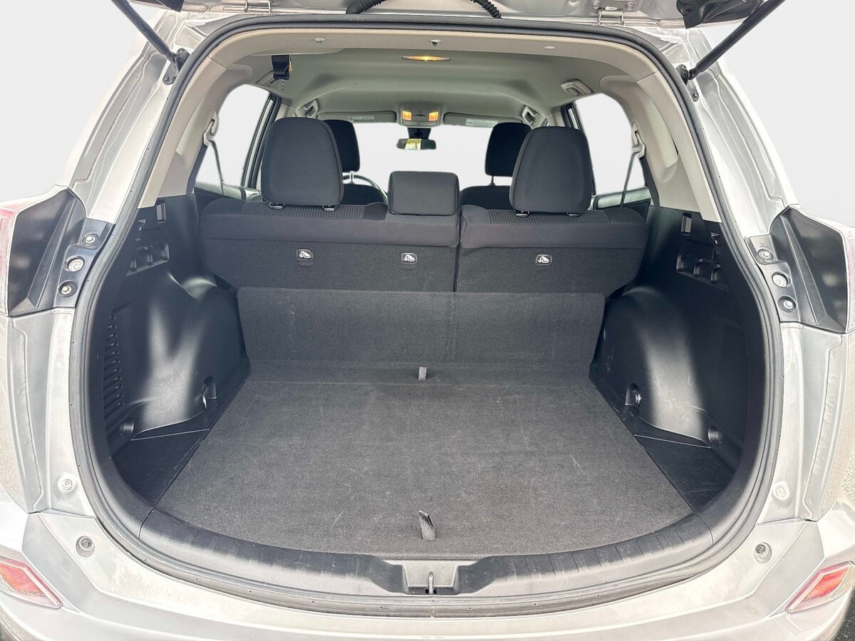 Used 2017 Toyota RAV4 LE FWD image 9
