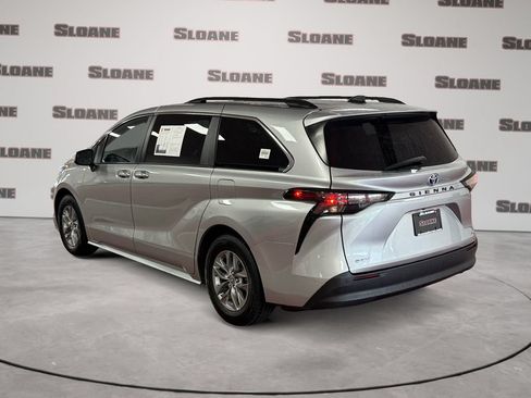Used 2025 Toyota Sienna XLE FWD image 3
