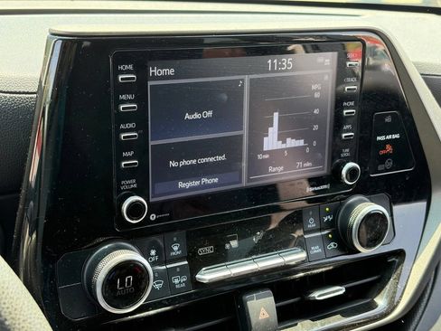 Used 2021 Toyota Highlander L FWD image 11