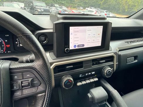 Used 2024 Toyota Tacoma SR5 AWD/4WD image 22