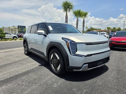 New 2026 Kia EV9 Light RWD image 2
