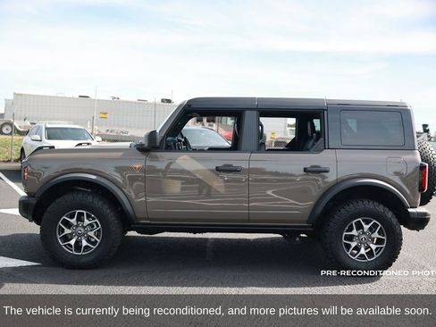 Used 2025 Ford Bronco Badlands image 2