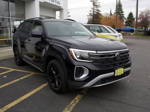 New 2026 Volkswagen Atlas Peak Edition image 3