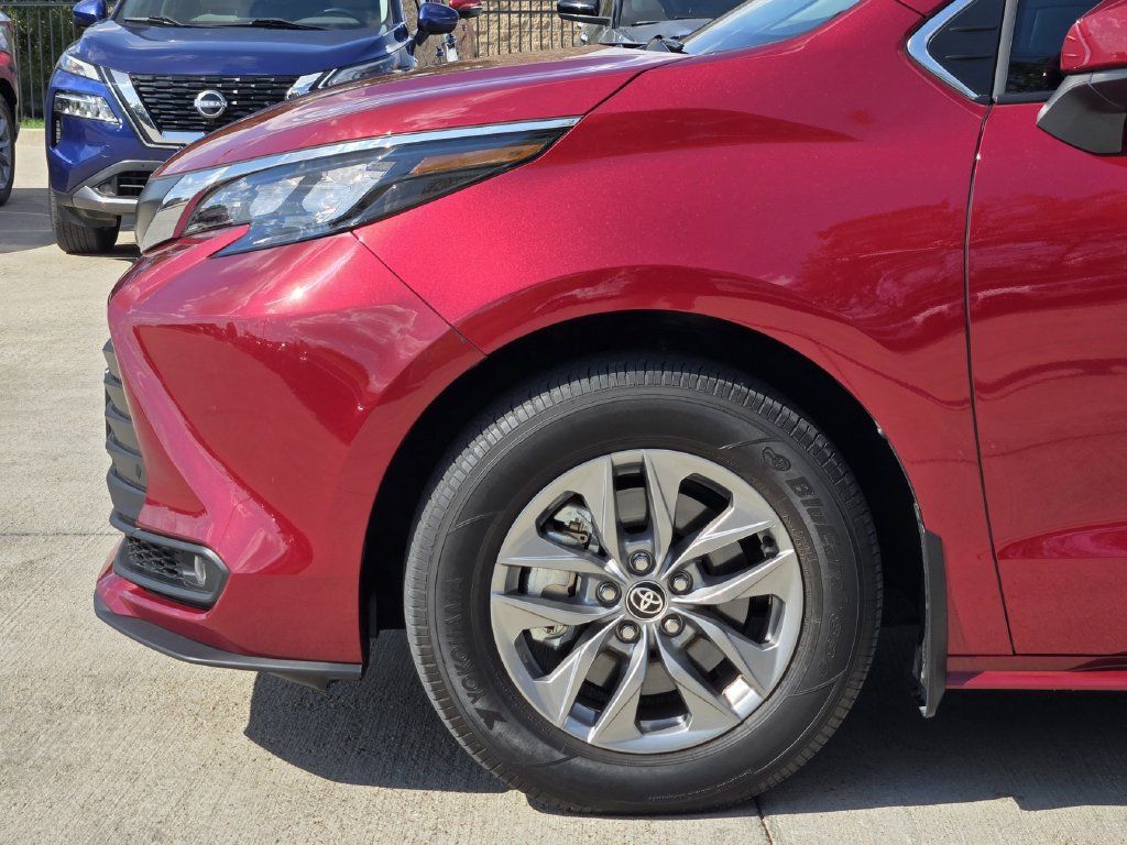 Used 2026 Toyota Sienna XLE FWD image 6