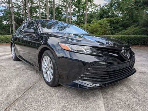 Used 2018 Toyota Camry LE FWD image 1