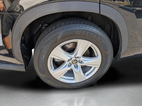 Used 2021 Toyota Highlander LE image 40