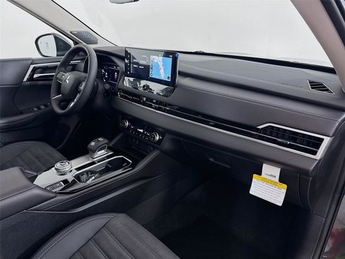 New 2025 Mitsubishi Outlander SE image 31