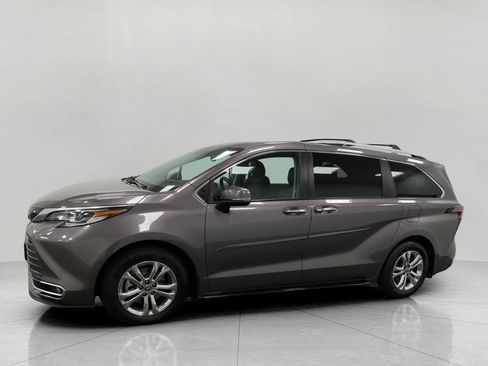 Used 2022 Toyota Sienna Platinum AWD/4WD image 10