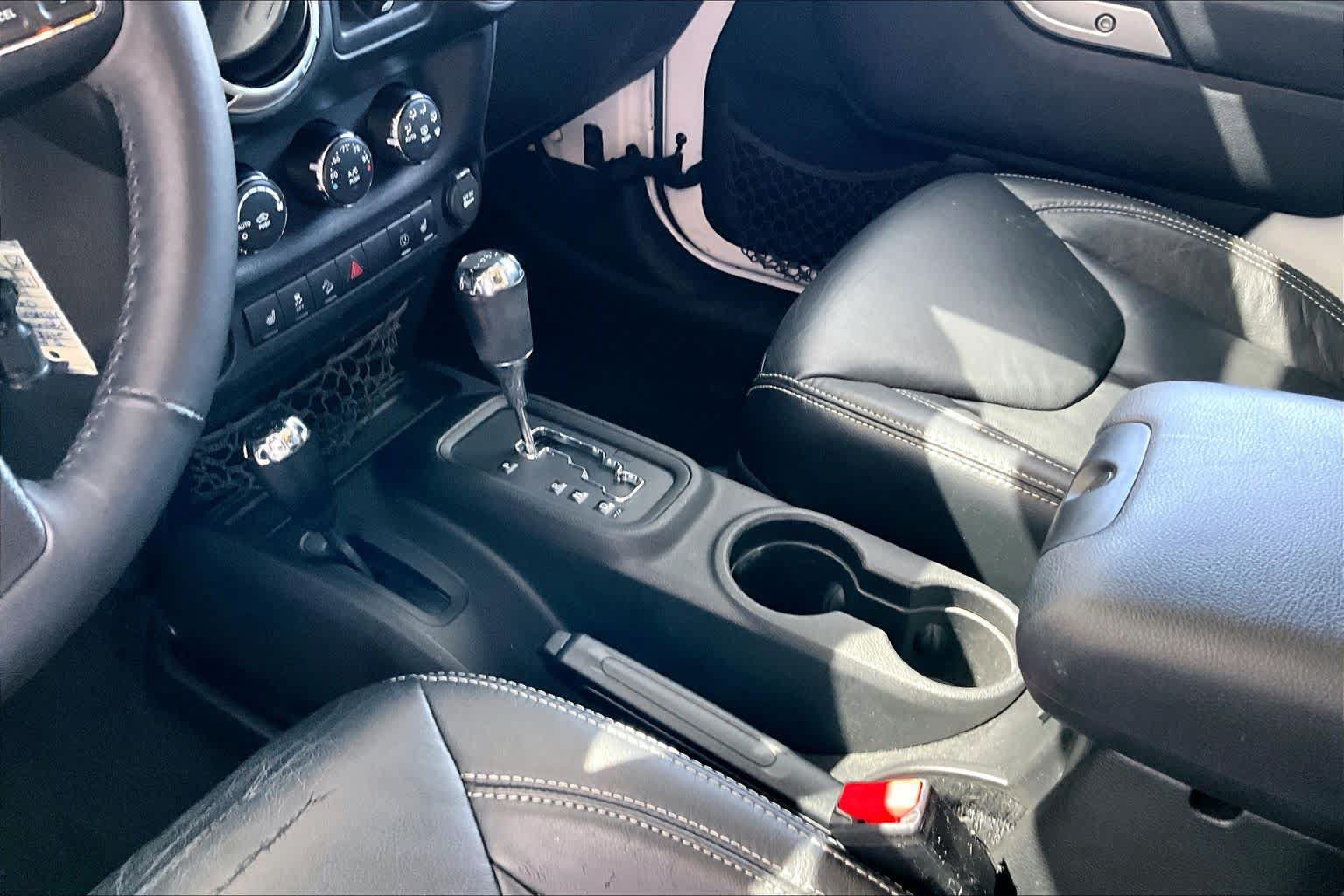 Used 2014 Jeep Wrangler Unlimited Rubicon w/ Connectivity Group AWD/4WD image 16