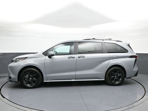 Used 2025 Toyota Sienna XLE Woodland Edition AWD/4WD image 9