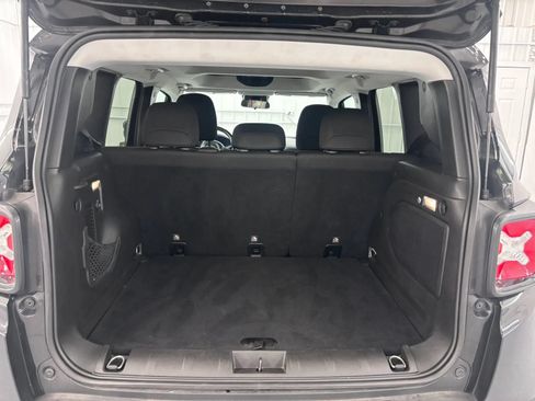 Used 2017 Jeep Renegade Altitude FWD image 34