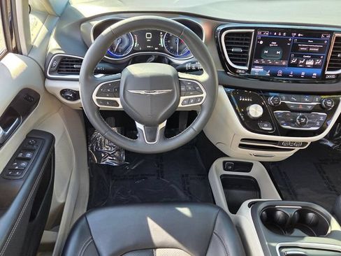 Used 2024 Chrysler Pacifica Touring-L FWD image 11