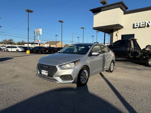 Used 2019 Hyundai Accent SE image 2