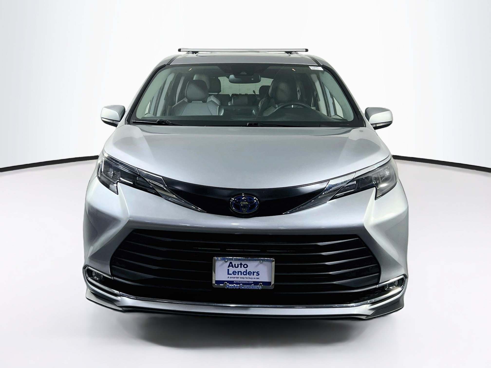 Used 2024 Toyota Sienna XLE FWD image 2