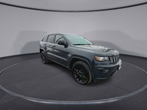 Used 2017 Jeep Grand Cherokee Altitude image 2