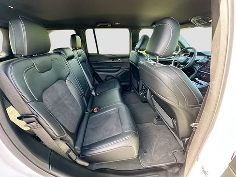 Used 2025 Jeep Grand Cherokee Altitude RWD image 27