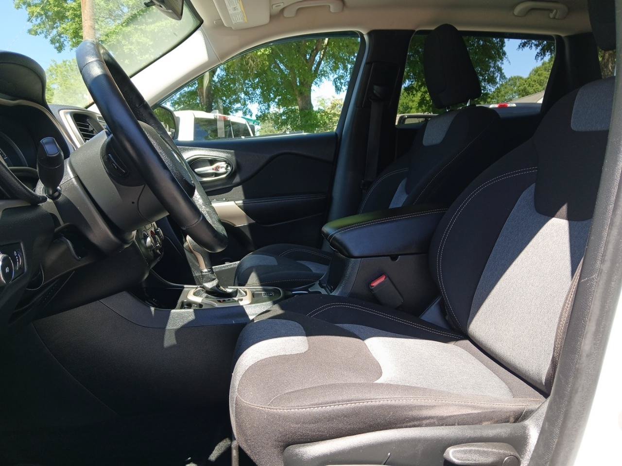 Used 2018 Jeep Cherokee Latitude w/ Altitude Package FWD image 18