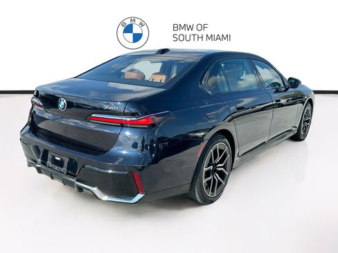 Used 2023 BMW 740i w/ Parking Assistance Package RWD image 7