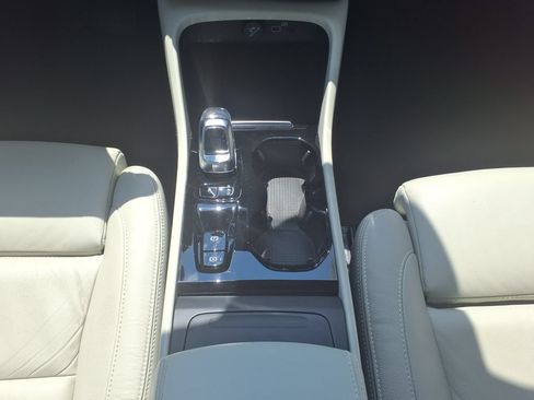 Certified 2024 Volvo XC40 B5 Plus AWD/4WD image 34