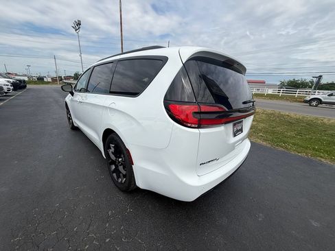 Used 2025 Chrysler Pacifica Limited FWD image 6