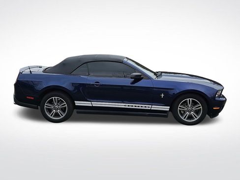 Used 2010 Ford Mustang Convertible image 4
