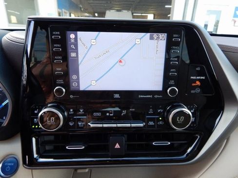 Used 2021 Toyota Highlander Limited image 22