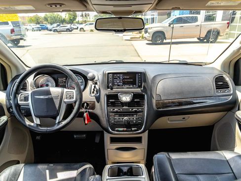 Used 2016 Chrysler Town & Country Touring FWD image 10
