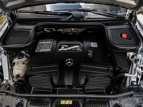 Used 2025 Mercedes-Benz GLS 580 4MATIC image 3