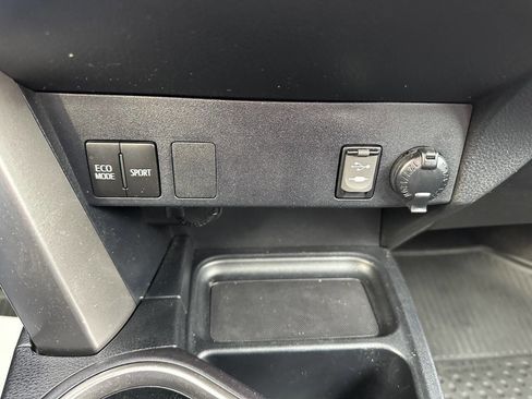 Used 2017 Toyota RAV4 LE image 21